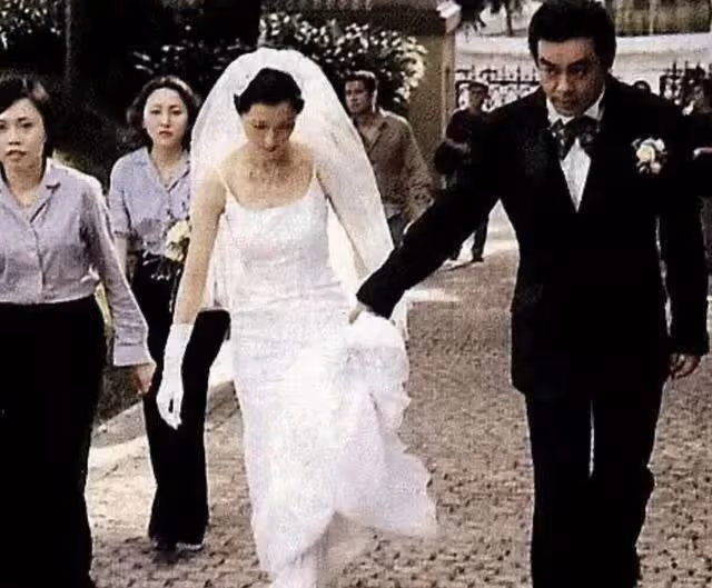 24年婚姻依舊熱戀!劉青雲娶雙學歷學霸港姐「放棄生子」,劉青雲:娶她為妻是我最大的幸福