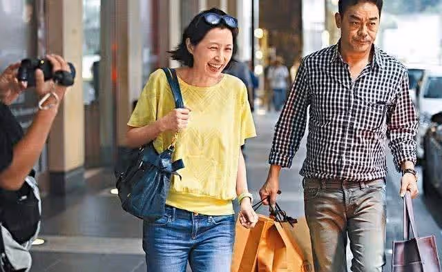 24年婚姻依舊熱戀!劉青雲娶雙學歷學霸港姐「放棄生子」,劉青雲:娶她為妻是我最大的幸福
