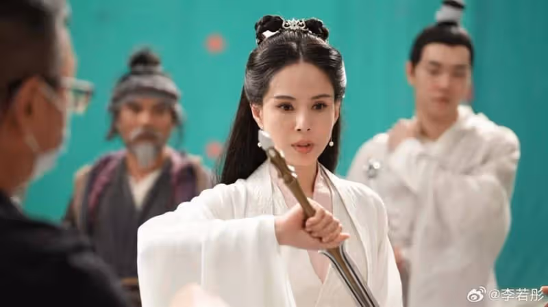 57歲「令狐沖」為品牌站台,年近60不像老人,結婚27年「不碰葷腥、不生子」人間異類!