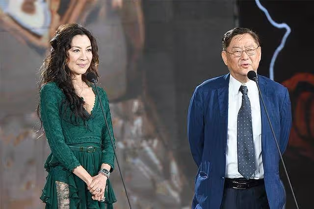 楊紫瓊真的老了!58歲「無濾鏡拍攝」最真實狀態曝光卻令人心動:掩飾不住的優雅