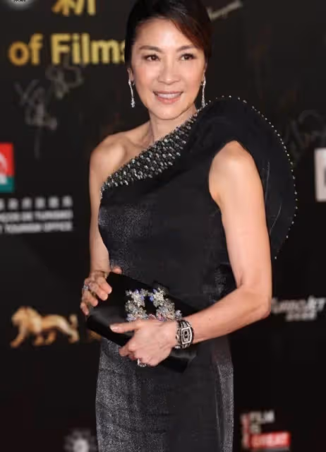 楊紫瓊真的老了!58歲「無濾鏡拍攝」最真實狀態曝光卻令人心動:掩飾不住的優雅