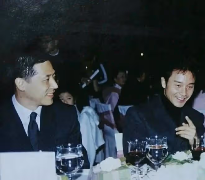 唐鶴德曬昔日合影為張國榮慶祝67歲冥誕,張國榮緊摟唐鶴德很般配