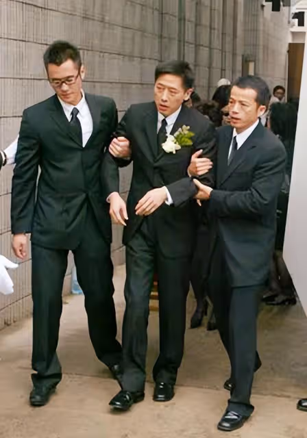 唐鶴德曬昔日合影為張國榮慶祝67歲冥誕,張國榮緊摟唐鶴德很般配
