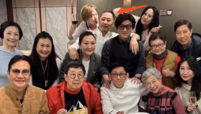 唐鶴德曬昔日合影為張國榮慶祝67歲冥誕,張國榮緊摟唐鶴德很般配