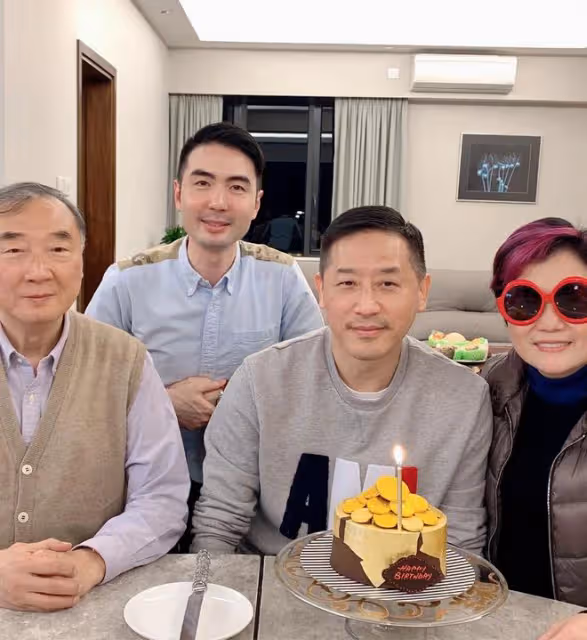 唐鶴德曬昔日合影為張國榮慶祝67歲冥誕,張國榮緊摟唐鶴德很般配