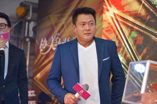 狀態回春!知名港星成功減肥擺脫油膩,遭前妻背叛離婚後獨自帶娃