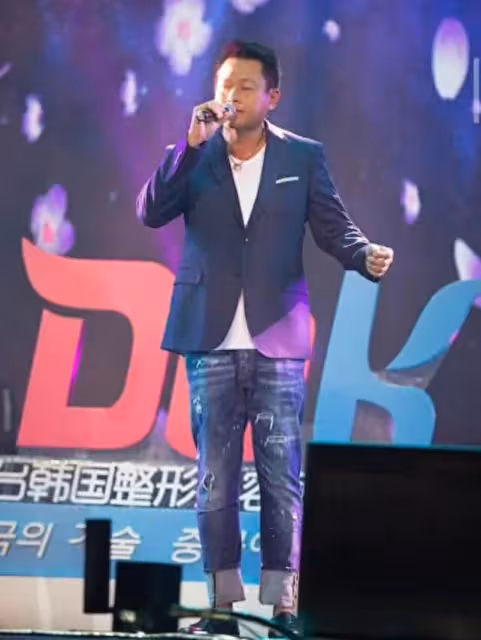 狀態回春!知名港星成功減肥擺脫油膩,遭前妻背叛離婚後獨自帶娃