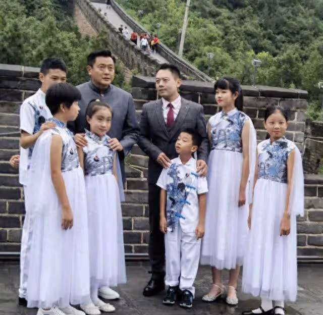 狀態回春!知名港星成功減肥擺脫油膩,遭前妻背叛離婚後獨自帶娃