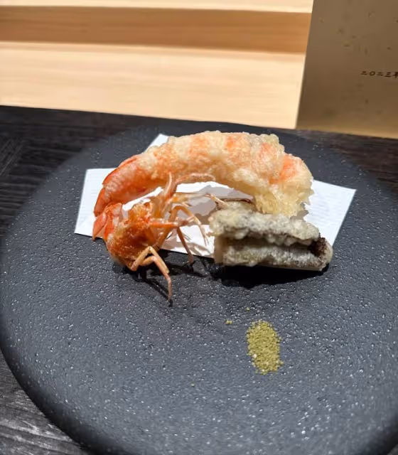 郭嘉文的臉這是怎麼了？笑容緊繃不自然，嘴角還帶有紋路