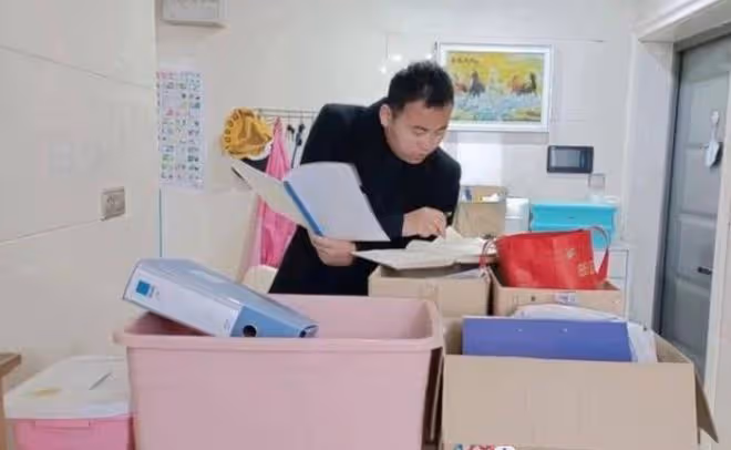小伙3年幫亡父還清739萬債，跪在墓前痛哭：您可以安心去了