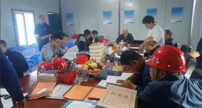 小伙3年幫亡父還清739萬債，跪在墓前痛哭：您可以安心去了