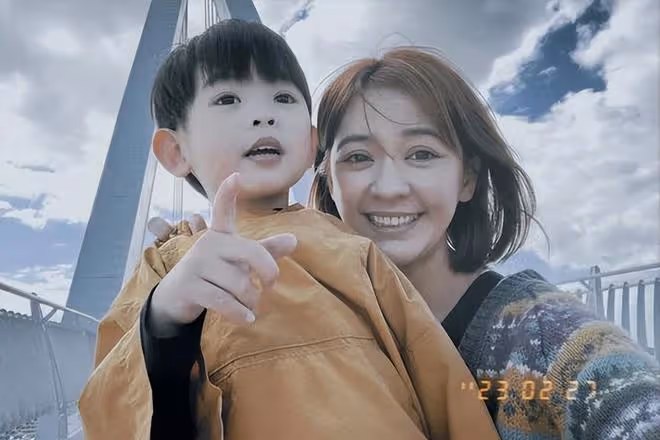陳意涵曬二胎正面照，1歲女兒眼睛好大，完美避開爸爸缺點顏值高