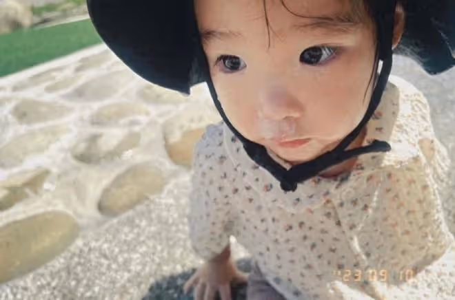 陳意涵曬二胎正面照，1歲女兒眼睛好大，完美避開爸爸缺點顏值高