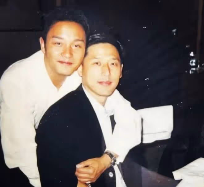 張國榮67歲冥誕，唐鶴德曬照懷念，哥哥生前笑容溫暖堅定