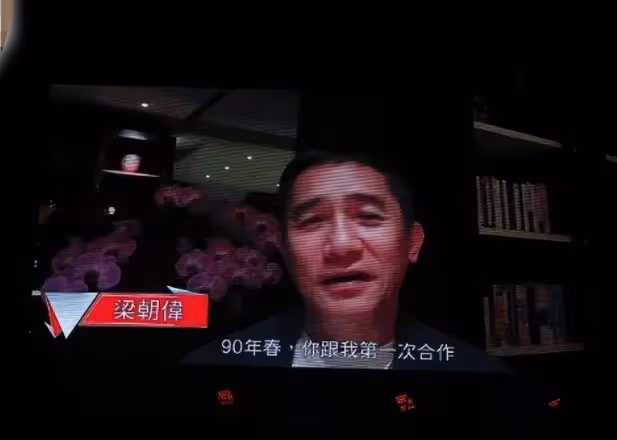 張國榮67歲冥誕，唐鶴德曬照懷念，哥哥生前笑容溫暖堅定