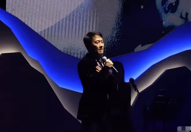 張國榮67歲冥誕，唐鶴德曬照懷念，哥哥生前笑容溫暖堅定
