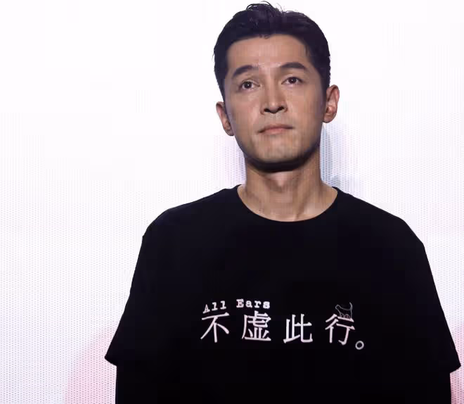 胡歌抱熊貓坐地鐵被偶遇,脖頸青筋凸,皺紋明顯,無人讓座惹爭議