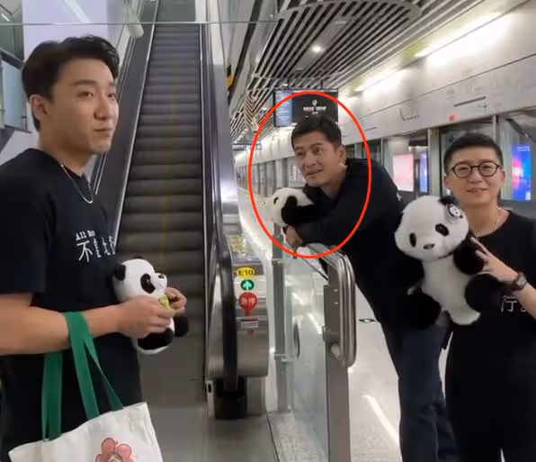 胡歌抱熊貓坐地鐵被偶遇,脖頸青筋凸,皺紋明顯,無人讓座惹爭議