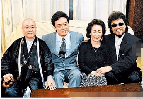 「消失」4年,67歲費玉清近況曝光:不結婚,無子女,幫姐姐還千萬巨債,資產超20億,一條皮帶用15年不舍換