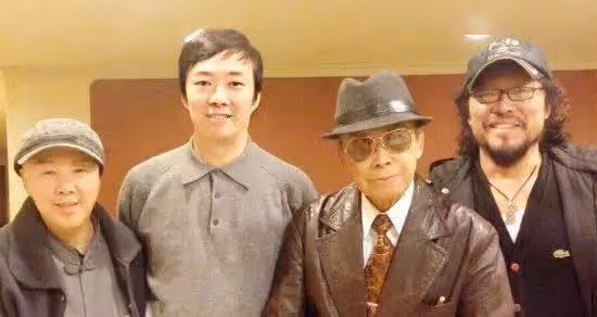 「消失」4年,67歲費玉清近況曝光:不結婚,無子女,幫姐姐還千萬巨債,資產超20億,一條皮帶用15年不舍換