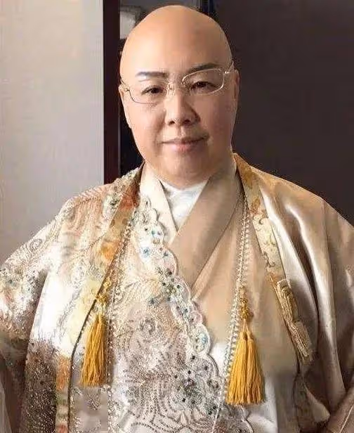 「消失」4年,67歲費玉清近況曝光:不結婚,無子女,幫姐姐還千萬巨債,資產超20億,一條皮帶用15年不舍換
