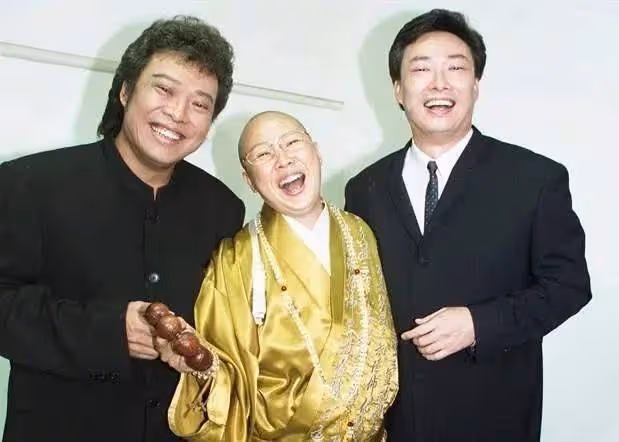 「消失」4年,67歲費玉清近況曝光:不結婚,無子女,幫姐姐還千萬巨債,資產超20億,一條皮帶用15年不舍換