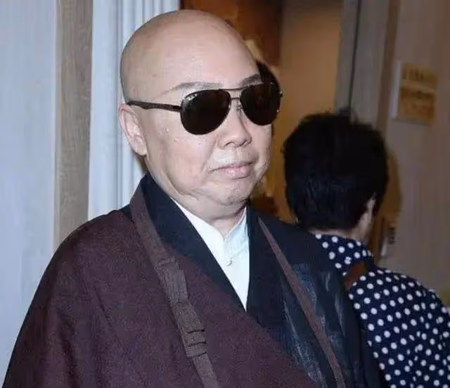 「消失」4年,67歲費玉清近況曝光:不結婚,無子女,幫姐姐還千萬巨債,資產超20億,一條皮帶用15年不舍換