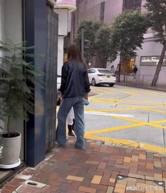 任達華小12歲外籍嬌妻現身!穿著樸素似路人,身高179cm太搶眼!