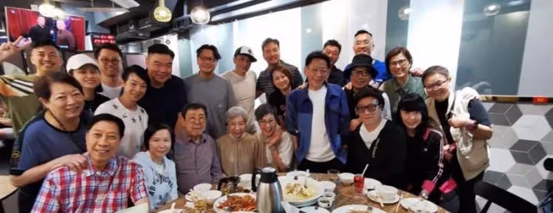 吳卓羲吃飯偶遇胡楓羅蘭, 蹲下來握著羅蘭雙手細心傾聽很溫馨,網友:尊重前輩難能可貴