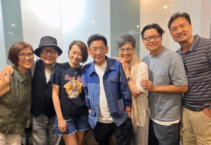 吳卓羲吃飯偶遇胡楓羅蘭, 蹲下來握著羅蘭雙手細心傾聽很溫馨,網友:尊重前輩難能可貴