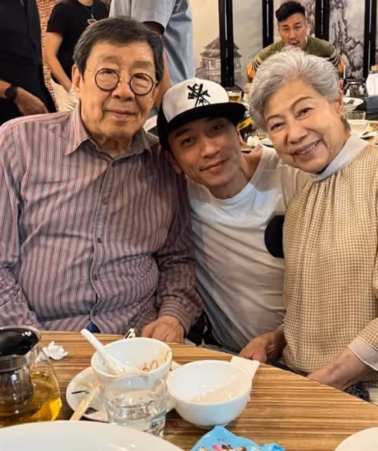 吳卓羲吃飯偶遇胡楓羅蘭, 蹲下來握著羅蘭雙手細心傾聽很溫馨,網友:尊重前輩難能可貴