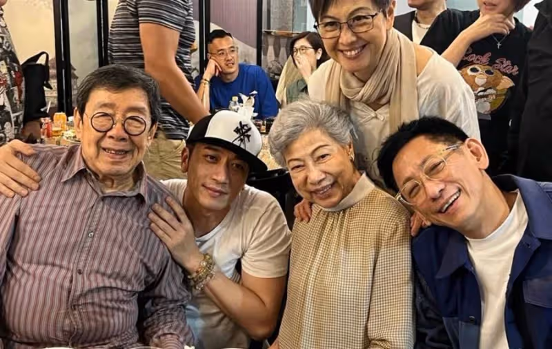 吳卓羲吃飯偶遇胡楓羅蘭, 蹲下來握著羅蘭雙手細心傾聽很溫馨,網友:尊重前輩難能可貴