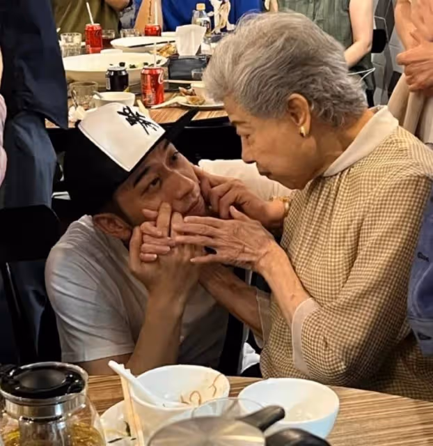 吳卓羲吃飯偶遇胡楓羅蘭, 蹲下來握著羅蘭雙手細心傾聽很溫馨,網友:尊重前輩難能可貴