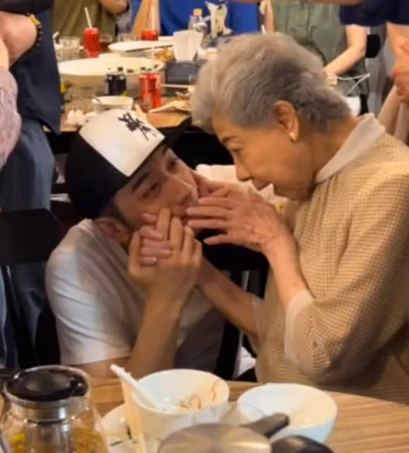 吳卓羲吃飯偶遇胡楓羅蘭, 蹲下來握著羅蘭雙手細心傾聽很溫馨,網友:尊重前輩難能可貴