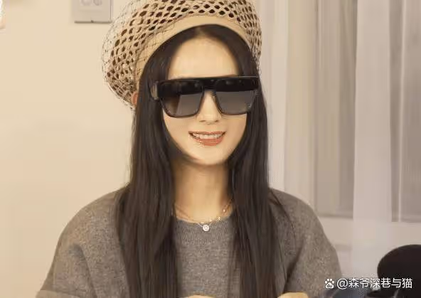 趙麗穎拍宣傳片臉胖了,多次笑場又甜又俏皮,33歲還是「小可愛」