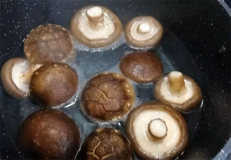 炒香菇時，到底要不要焯水？教你正確做法，看完漲知識了