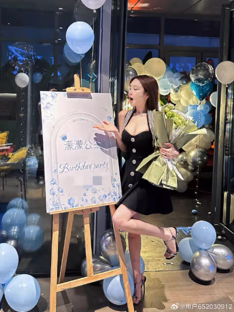 周揚青迎35歲生日,穿千元連衣裙大秀事業線,阿嬌變網紅臉認不出