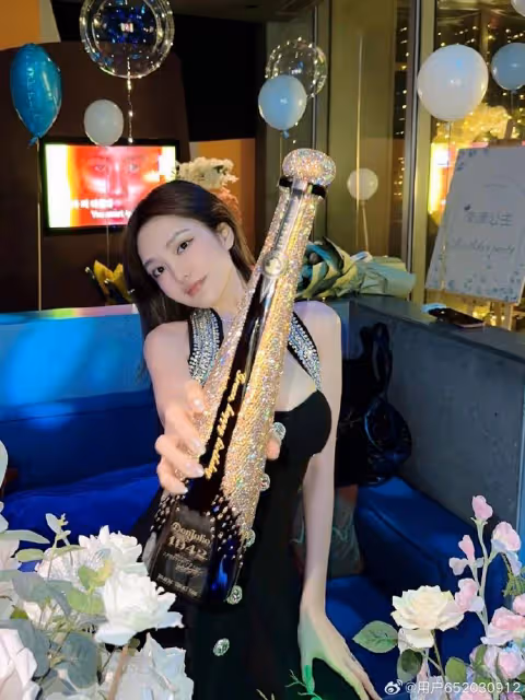 周揚青迎35歲生日,穿千元連衣裙大秀事業線,阿嬌變網紅臉認不出