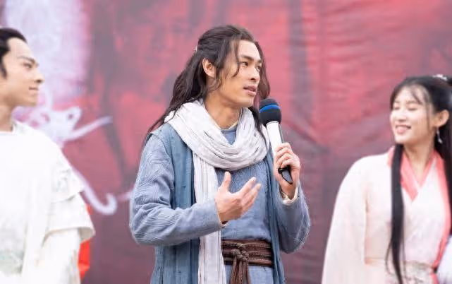 新天龍八部:邪魅的喬峰,襲身材的段譽,都不如這兩個女人尷尬