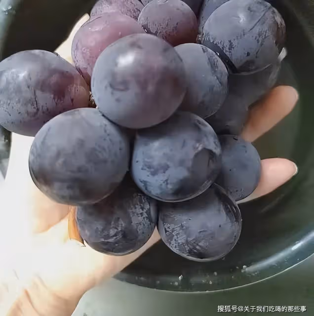 洗葡萄時,有人用鹽,有人用面?老果農說:都不對!教你正確做法