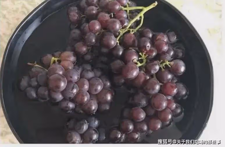 洗葡萄時,有人用鹽,有人用面?老果農說:都不對!教你正確做法