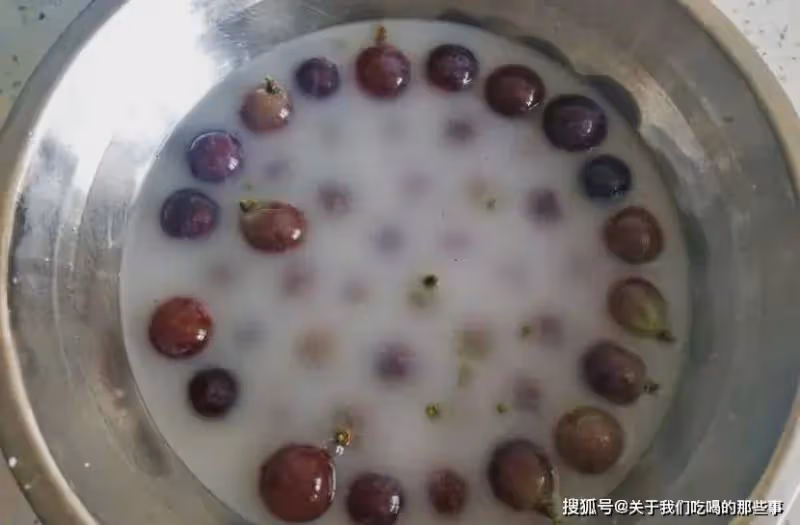 洗葡萄時,有人用鹽,有人用面?老果農說:都不對!教你正確做法