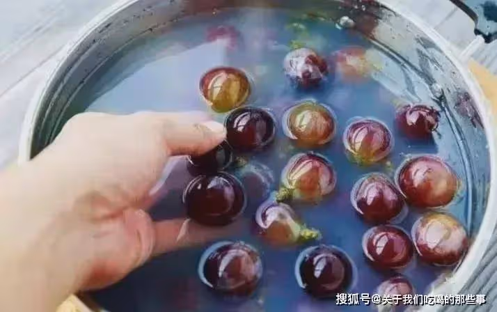 洗葡萄時,有人用鹽,有人用面?老果農說:都不對!教你正確做法