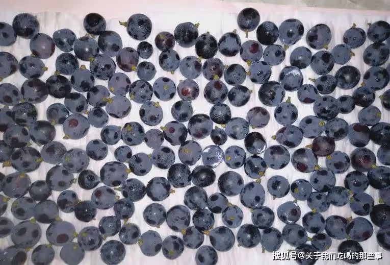 洗葡萄時,有人用鹽,有人用面?老果農說:都不對!教你正確做法