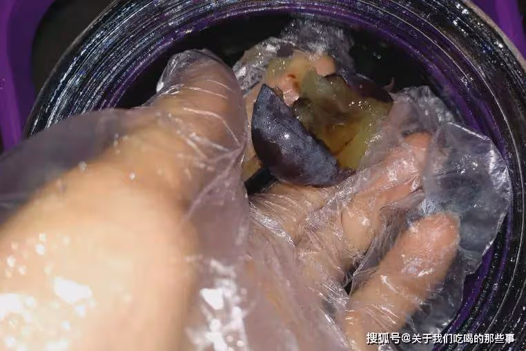 洗葡萄時,有人用鹽,有人用面?老果農說:都不對!教你正確做法
