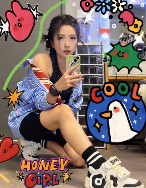 37歲何潔曬多巴胺自拍，瘦身近70斤後美回巔峰，扎雙辮賣萌超少女