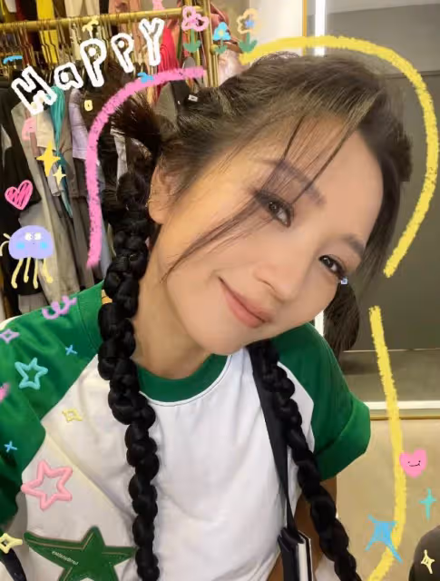 37歲何潔曬多巴胺自拍，瘦身近70斤後美回巔峰，扎雙辮賣萌超少女