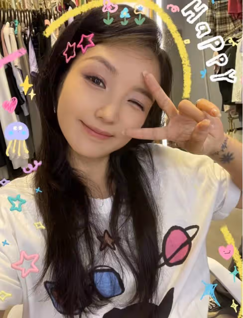 37歲何潔曬多巴胺自拍，瘦身近70斤後美回巔峰，扎雙辮賣萌超少女