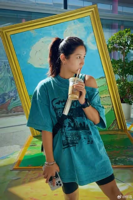 37歲何潔曬多巴胺自拍，瘦身近70斤後美回巔峰，扎雙辮賣萌超少女