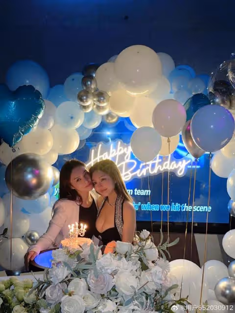 周揚青慶祝35歲生日，穿辣妹裝性感嫵媚，與阿嬌同框美貌不相上下